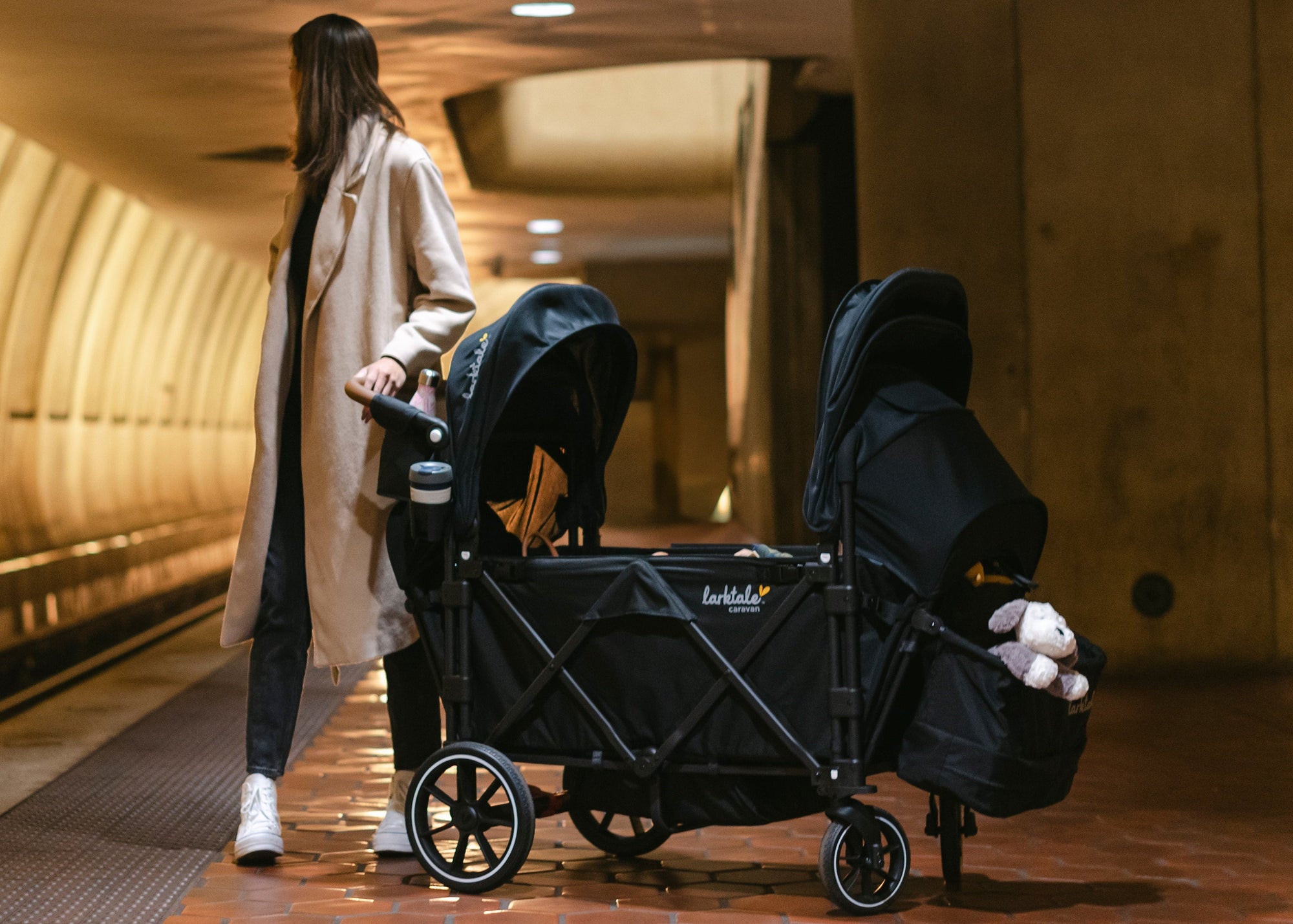 Person pushing the caravan V3 in a subway station