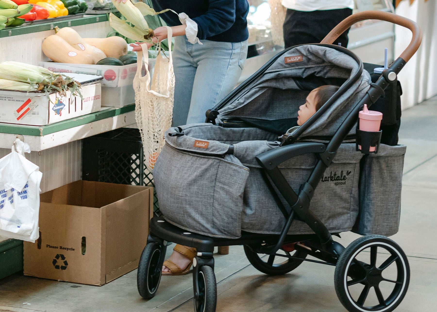 mother and child shop in the farmer's market using the sprout in single mode