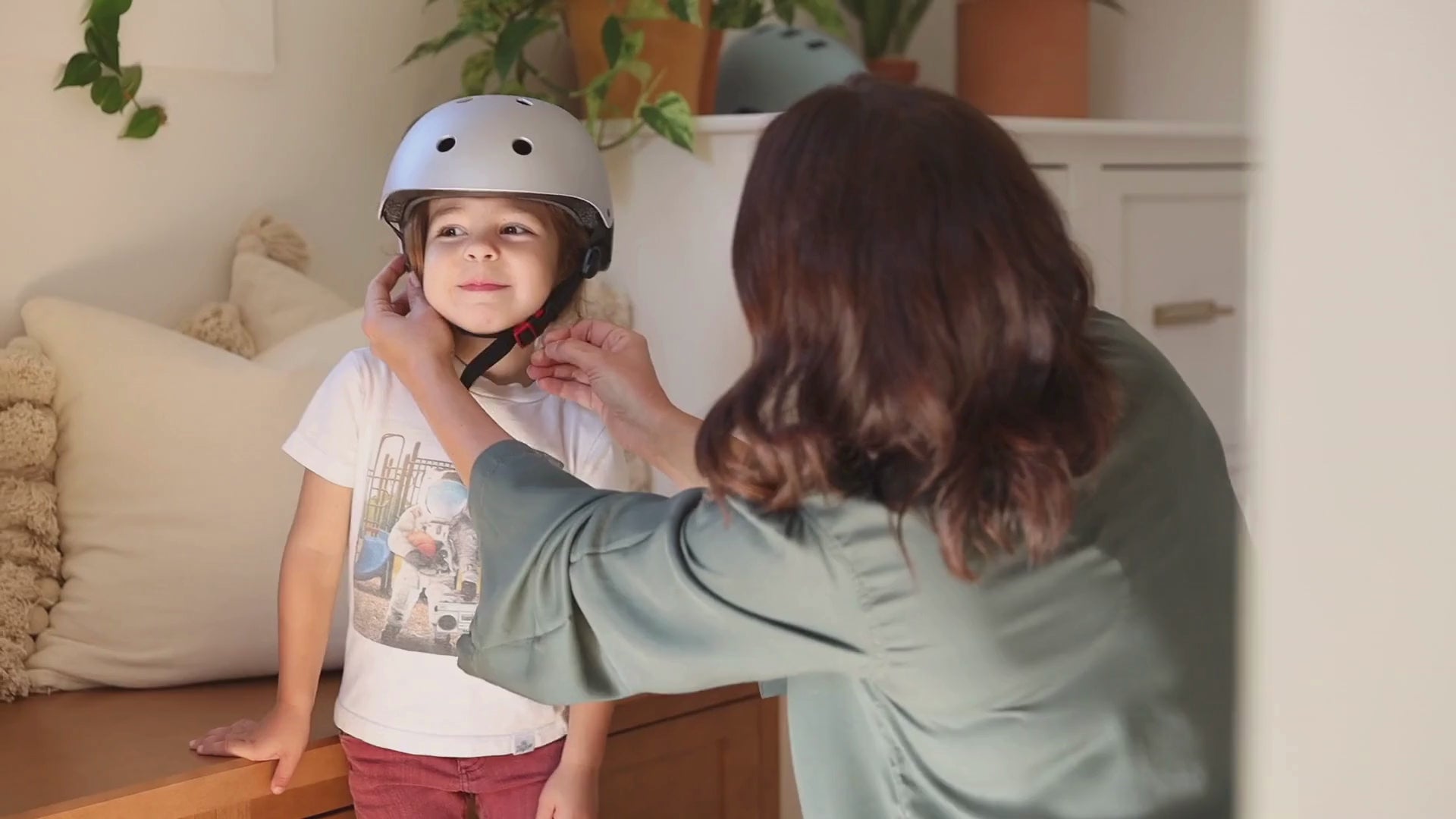 video of the scoobi being used in different settings - indoor and outdoor